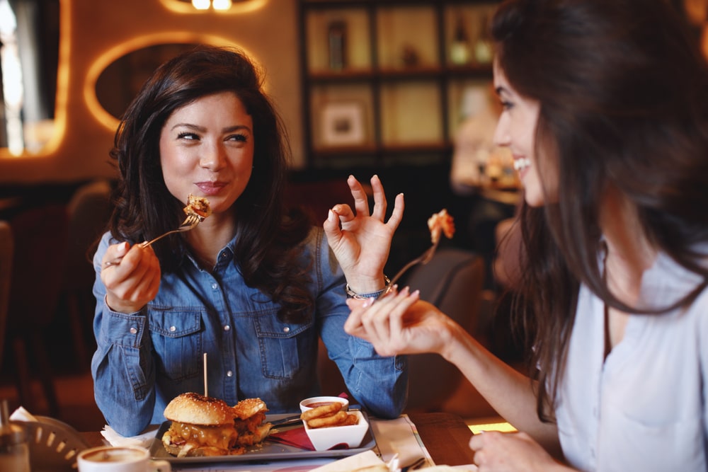 Manger le burger à la main